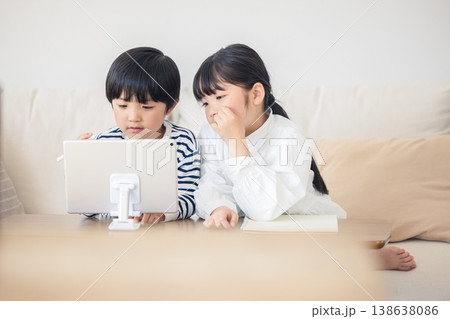 タブレット学習をする子供 タブレット学習をする子供 138638086