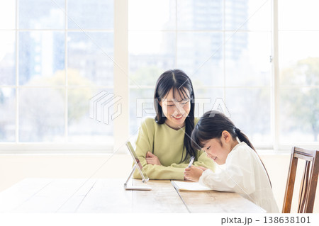 リビングで勉強する親子 リビングで勉強する親子 138638101