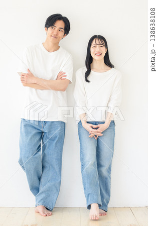 並んで立つカップル 138638108