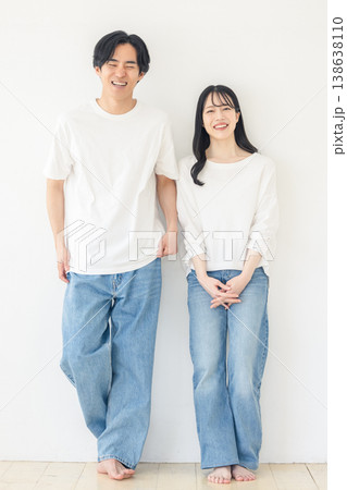 並んで立つカップル 138638110