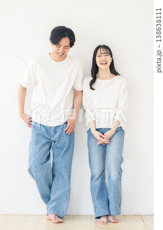 並んで立つカップル 並んで立つカップル 138638111