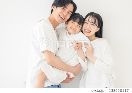 若い家族 138638117
