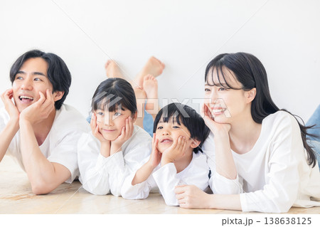 頬杖をつく若い家族 頬杖をつく若い家族 138638125
