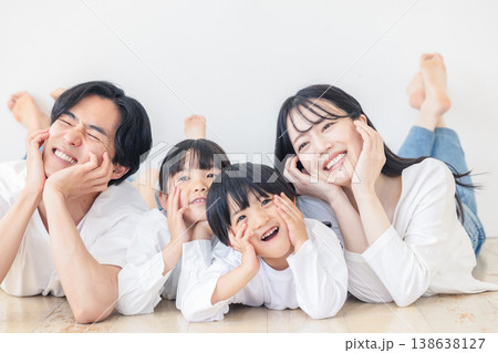 頬杖をつく若い家族 138638127