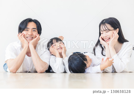 頬杖をつく家族 頬杖をつく家族 138638128