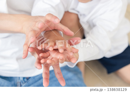 親子の手元 138638129