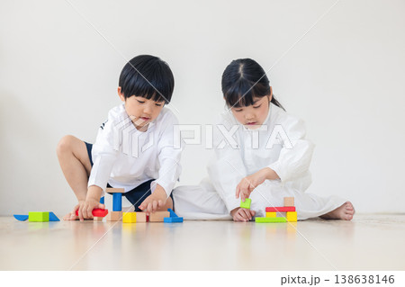 積み木で遊ぶ子供 138638146