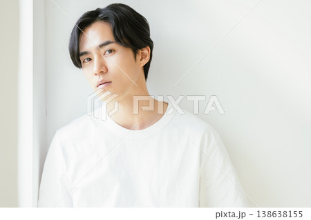 白いTシャツを着た男性 白いTシャツを着た男性 138638155