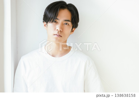 白いTシャツを着た男性 白いTシャツを着た男性 138638158