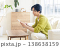 リビングでスマホを使う男性 138638159