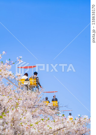春のmeitoこどもランド・とだがわ、満開の桜とサイクルモノレール〈愛知県名古屋市〉 138638170