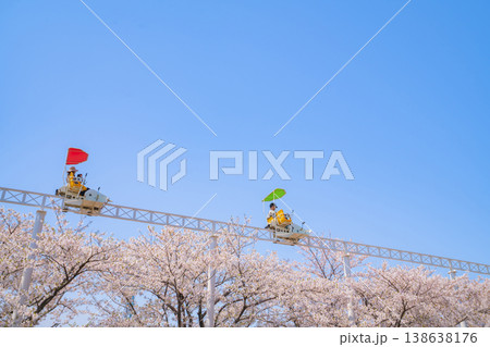 春のmeitoこどもランド・とだがわ、満開の桜とサイクルモノレール〈愛知県名古屋市〉 138638176