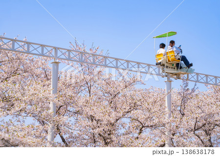 春のmeitoこどもランド・とだがわ、満開の桜とサイクルモノレール〈愛知県名古屋市〉 138638178