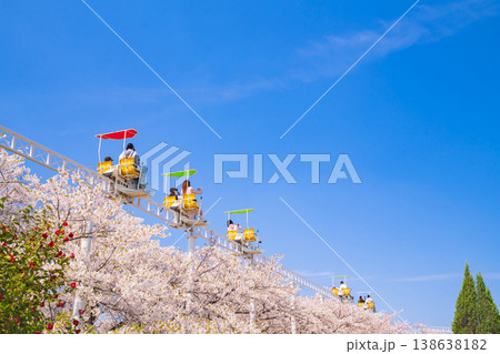 春のmeitoこどもランド・とだがわ、満開の桜とサイクルモノレール〈愛知県名古屋市〉 138638182