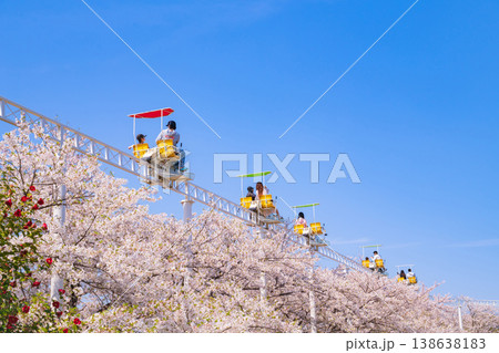 春のmeitoこどもランド・とだがわ、満開の桜とサイクルモノレール〈愛知県名古屋市〉 138638183