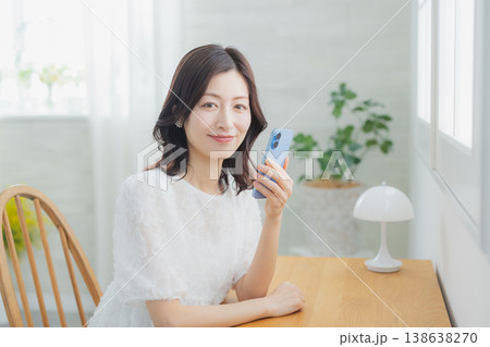スマホを見る女性 138638270
