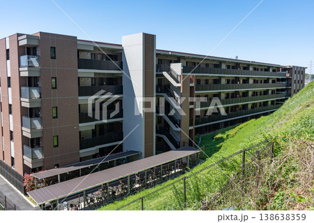 斜面地に建つマンションと裏手の崖・法面の風景 斜面地に建つマンションと裏手の崖・法面の風景 138638359