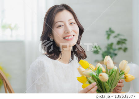花を飾る女性 138638377