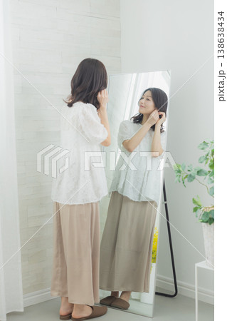 姿見を見る女性 姿見を見る女性 138638434