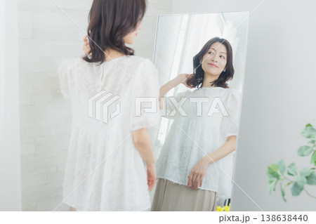 姿見を見る女性 姿見を見る女性 138638440