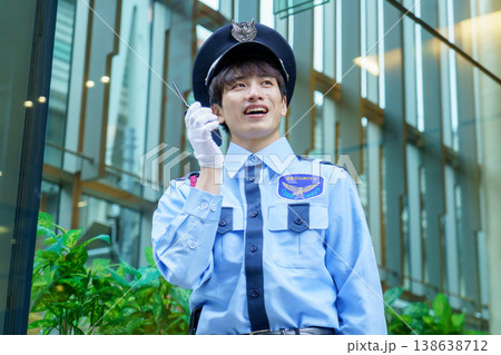 トランシーバーで会話する若い日本人男性警備員　撮影協力：学校法人電波学園　東京電子専門学校 138638712