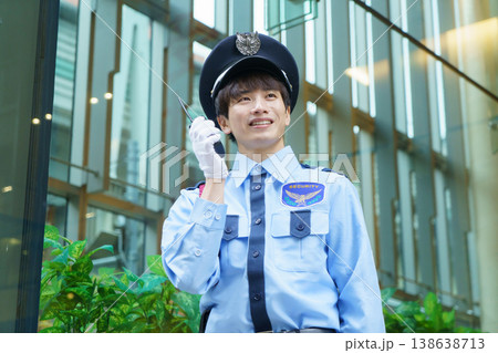 トランシーバーで会話する若い日本人男性警備員 撮影協力:学校法人電波学園 東京電子専門学校 トランシーバーで会話する若い日本人男性警備員 撮影協力:学校法人電波学園 東京電子専門学校 138638713
