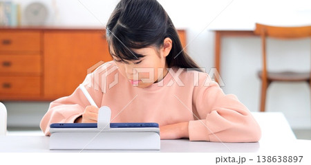 勉強 宿題 タブレット イメージ 勉強 宿題 タブレット イメージ 138638897