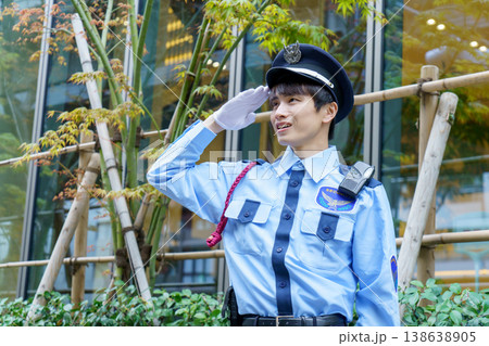 敬礼をする若い日本人男性警備員 撮影協力:学校法人電波学園 東京電子専門学校 敬礼をする若い日本人男性警備員 撮影協力:学校法人電波学園 東京電子専門学校 138638905