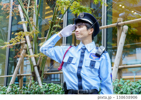 敬礼をする若い日本人男性警備員 撮影協力:学校法人電波学園 東京電子専門学校 敬礼をする若い日本人男性警備員 撮影協力:学校法人電波学園 東京電子専門学校 138638906