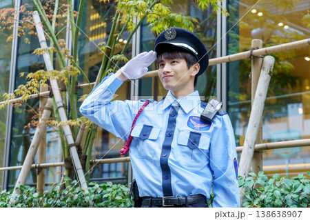 敬礼をする若い日本人男性警備員 撮影協力:学校法人電波学園 東京電子専門学校 敬礼をする若い日本人男性警備員 撮影協力:学校法人電波学園 東京電子専門学校 138638907
