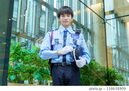 若い日本人男性警備員　撮影協力：学校法人電波学園　東京電子専門学校 138638909