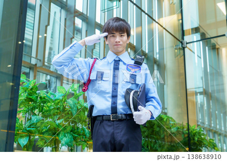 敬礼をする若い日本人男性警備員　撮影協力：学校法人電波学園　東京電子専門学校 138638910