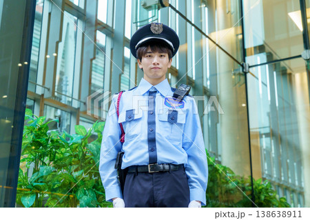 若い日本人男性警備員 撮影協力:学校法人電波学園 東京電子専門学校 若い日本人男性警備員 撮影協力:学校法人電波学園 東京電子専門学校 138638911