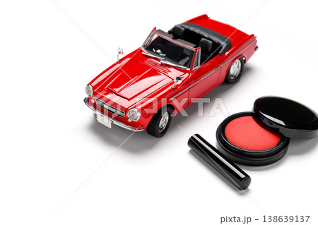 ミニカーと印鑑で表す契約手続きのイメージ 138639137