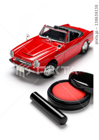 ミニカーと印鑑で表す契約手続きのイメージ 138639138