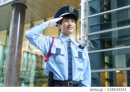敬礼をする若い日本人男性警備員 撮影協力:学校法人電波学園 東京電子専門学校 敬礼をする若い日本人男性警備員 撮影協力:学校法人電波学園 東京電子専門学校 138639341