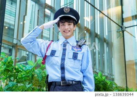 敬礼をする若い日本人男性警備員　撮影協力：学校法人電波学園　東京電子専門学校 138639344