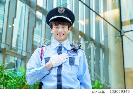 胸に手を当てる若い日本人男性警備員　撮影協力：学校法人電波学園　東京電子専門学校 138639349