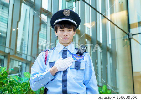 胸に手を当てる若い日本人男性警備員 撮影協力:学校法人電波学園 東京電子専門学校 胸に手を当てる若い日本人男性警備員 撮影協力:学校法人電波学園 東京電子専門学校 138639350