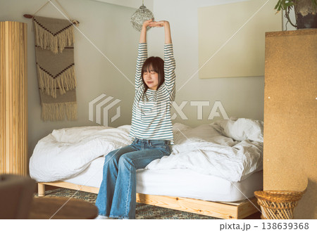 ベッドで伸びをする女性 ベッドで伸びをする女性 138639368