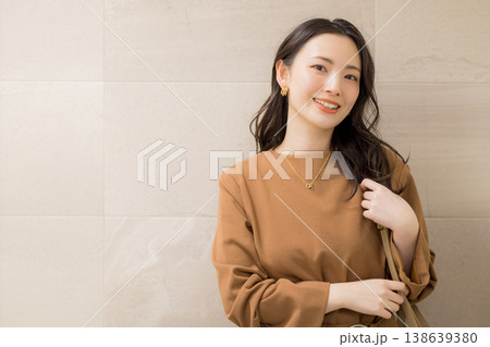 洗面所で肌の調子を確認する若い女性 洗面所で肌の調子を確認する若い女性 138639380