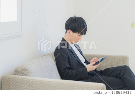 スマホを持つビジネスマン 138639435