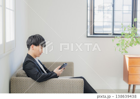スマホを持つビジネスマン 138639438