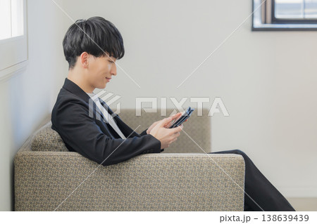 スマホを持つビジネスマン スマホを持つビジネスマン 138639439