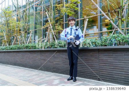 若い日本人男性警備員　撮影協力：学校法人電波学園　東京電子専門学校 138639640