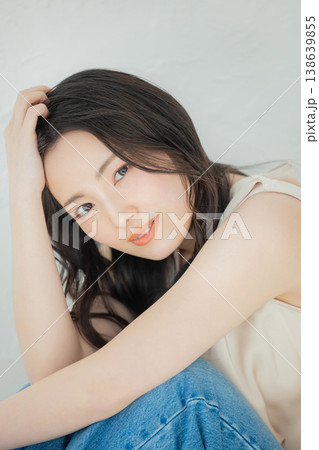 ロングヘアの若い女性 ロングヘアの若い女性 138639855