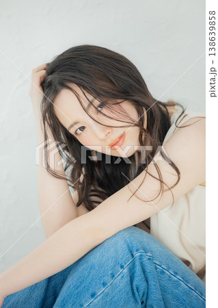 ロングヘアの若い女性 ロングヘアの若い女性 138639858