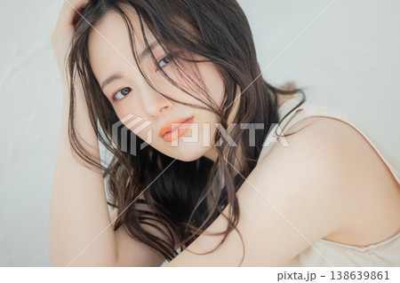 ロングヘアの若い女性 138639861