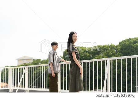 屋上で微笑む若い男女 138639970