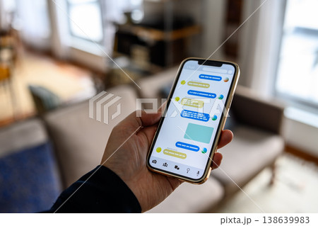 スマートフォンでチャット画面を見る スマートフォンでチャット画面を見る 138639983